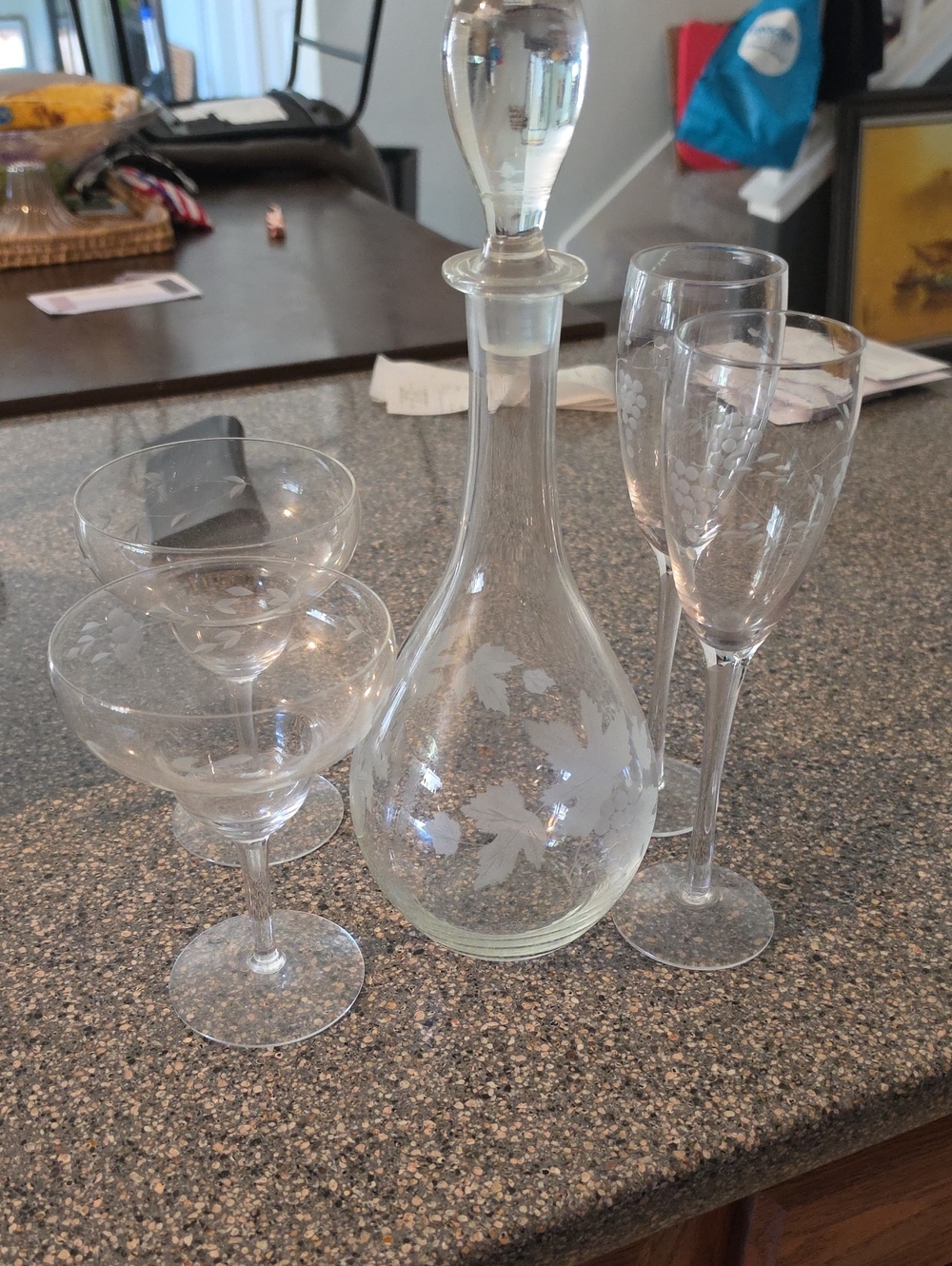 STUNNING VINTAGE CRYSTAL GRAPE ETCHED WINE DECANTER MARGARITA/FLUTES